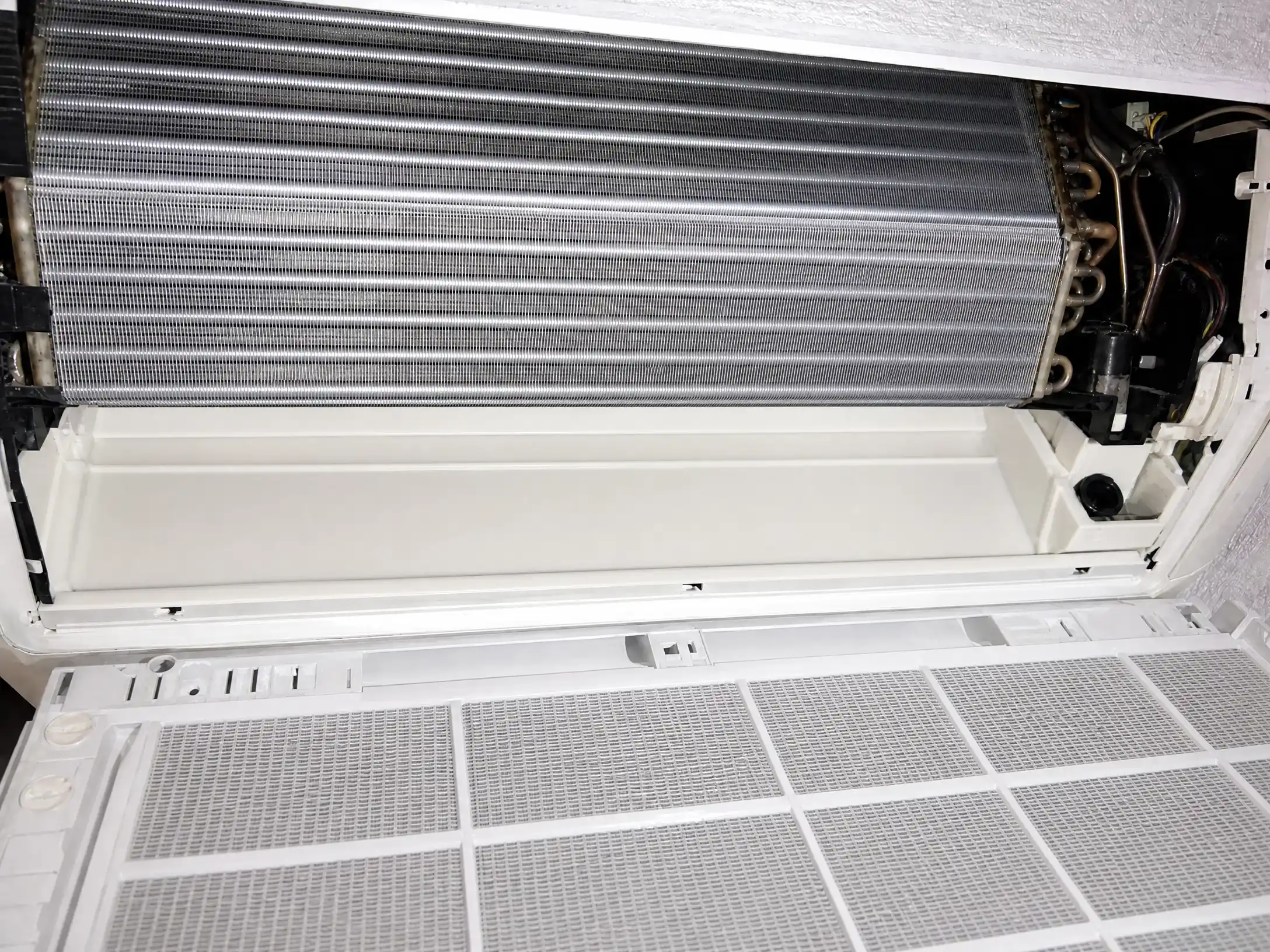 Fan-coil výměník po čištění — čisté lamely, dezinfikovaná vana